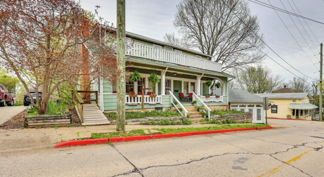 Eureka Springs Vacation Rental < Half-mi to Dtwn!, Забронировать Отель Отели Юрика-Спрингса 3 звезды, рядом с Историческая железная дорога Юрика-Спрингс и Северного Арканзаса, 3*