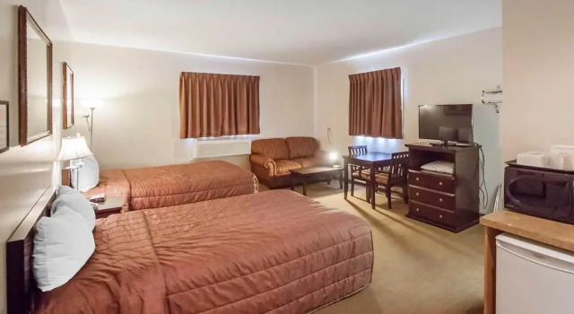 Econo Lodge Inn & Suites, Rezerwuj Hotel Hotele w Innisfail z parkingiem, Parking
