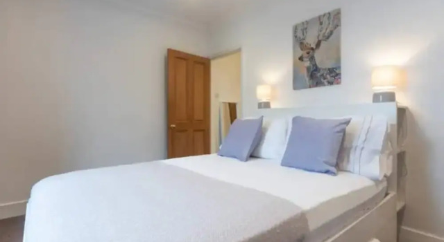 Charming Period Home Near Surbiton With Garden, Boek Hotel Surbiton Groot-Londen
