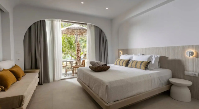 Люкс с видом на бассейн NŪSA suites & villas