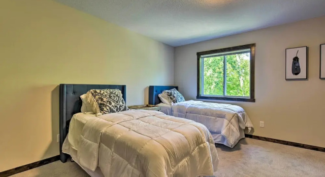 Modern Nisswa Escape w/ Deck: Walk to Gull Lake!, Varaa Hotelli Hotellit Minnesota pysäköinnillä, Pysäköinti