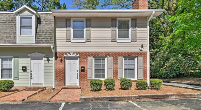 Downtown Southern Pines Townhome With Deck!, Buchen Sie Ferienwohnung Southern Pines 