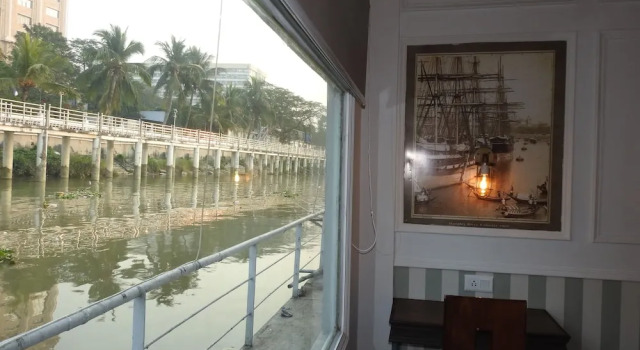 Люкс с балконом Polo Floatel Kolkata