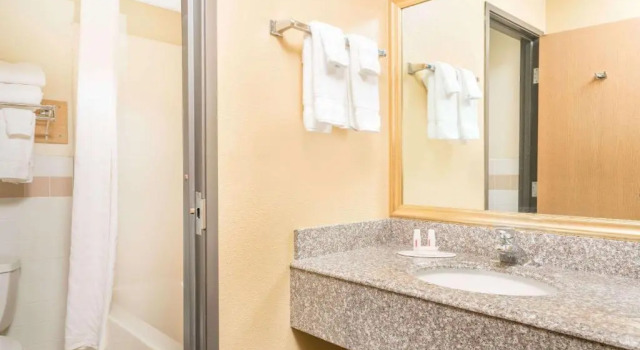 Двухместный люкс с 2 комнатами с балконом Baymont by Wyndham Kasson Rochester Area