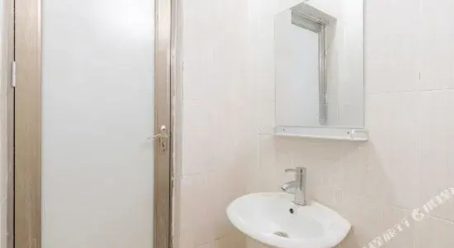 Huixiang Hotel (Haikou High-speed railway East station Wuyue Plaza store), Book Hotel Haikou Hainan