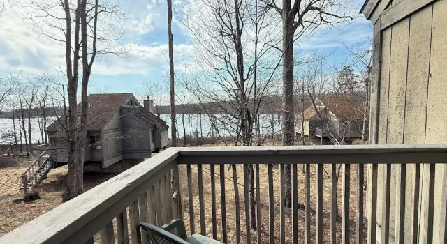 Коттедж с видом на озеро Eagle Village Resort