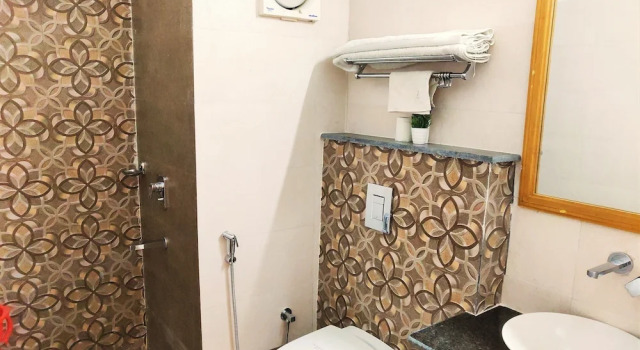 Номер Deluxe с видом на озеро Neelesh Inn - Luxury Lake View Resort with Swimming Pool on Bhimtal Lake