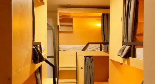 Кровать в общем номере (мужской номер) Dongnanxibei Youth Hostel (Jinji Road Subway Station Branch)