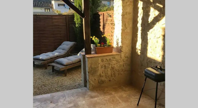 Коттедж Beautiful Eymet Bastide house & courtyard garden