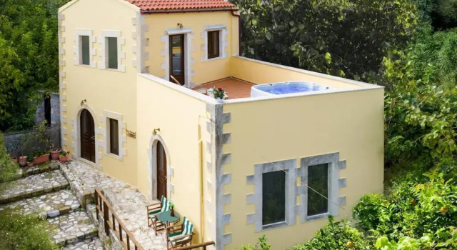 Charming Holiday Home in Maheri