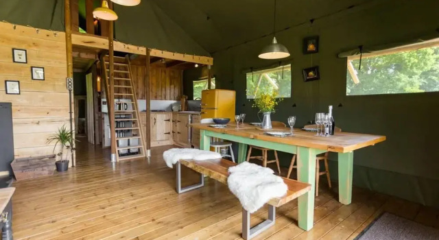 Awe Inspiring two Storey Tent, Забронировать Кемпинг Отели Исторического графства Суссекса с парковкой, Парковка