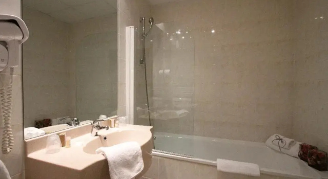 Трёхместный номер Standard Hotel Kyriad Lamballe