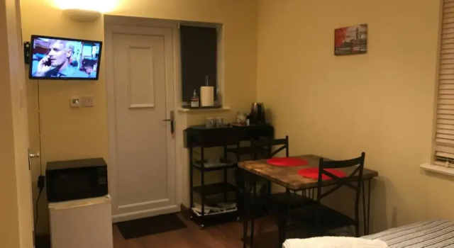 Studio-1-Staines/Heathrow/London-own entrance, Забронировать Отель Отели Большого Лондона с парковкой, Парковка