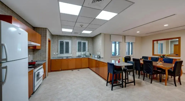 Апартаменты J5 Three Bedroom Terrace Apartment Motor City families only