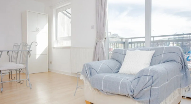 2 Bedroom Flat With Views of Arthurs Seat, Забронировать Отель Эдинбург Midlothian, рядом с Холирудское абатство