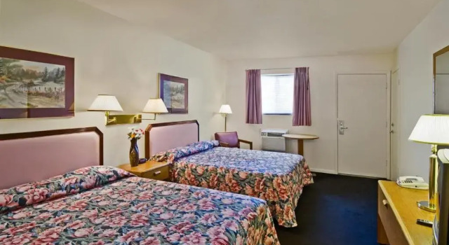 Четырёхместный номер Deluxe Americas Best Value Inn Arkansas City