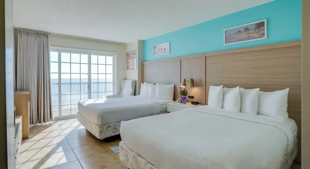 Четырёхместный номер Standard с красивым видом из окна Paradise Plaza Inn