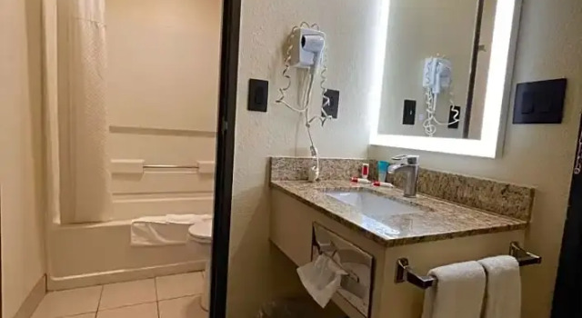 Люкс Days Inn & Suites by Wyndham Kaukauna WI