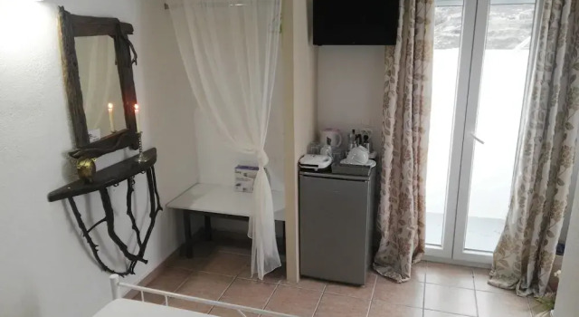 Vilos Rooms, Prenota Hotel Adamas Milo