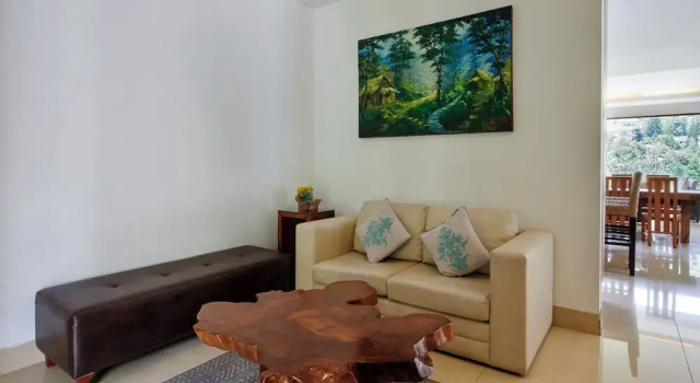 Tulip Hill View Villa 6 Bedrooms With a Private Heated Swimming Pool and a Movie Room, Book Villa Hotels in Cimenyan with a Pool, Swimming Pool