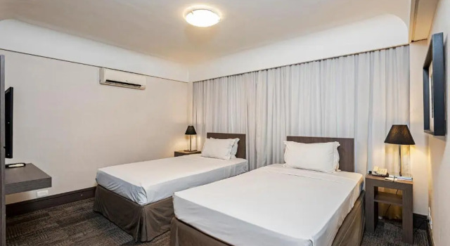 Трёхместный номер Superior с видом на бассейн Slaviero Hotel Curitiba Centro