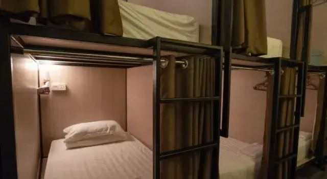 Кровать в общем номере (мужской номер) Zenz Hotel