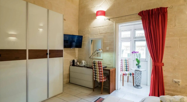 Julesys BnB, Book Bed and Breakfast Hotels in Bormla with Parking, Parking