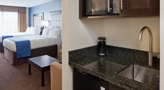 Четырёхместный люкс Holiday Inn Express & Suites Davenport by IHG