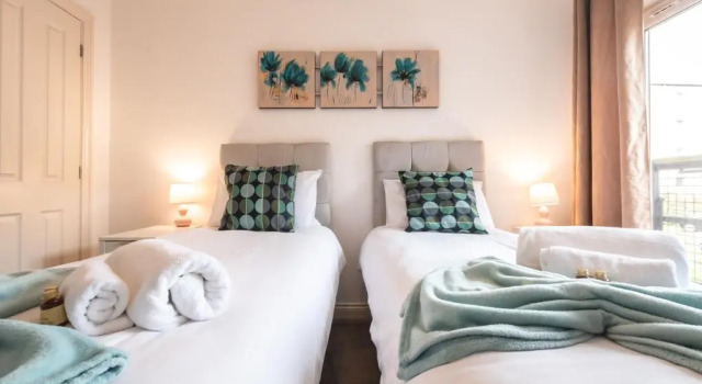 BEST PRICE! LARGE SPACIOUS 2 BED APARTMENT - King Size or Single Beds, Sofabeds, Smart TVs, FREE PARKING, Varaa Huoneisto Asunnot kohteessa Merseyside, Huoneisto