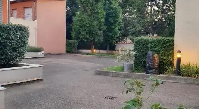 Studio fonctionnel au calme avec garage individuel et balcon, Rezerwuj Hotel Hotele w Rhône z parkingiem, Parking