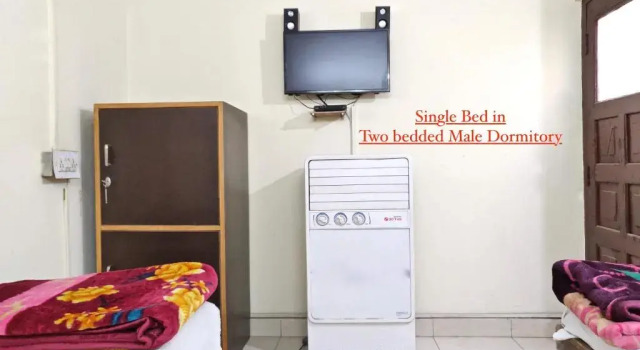 Кровать в общем номере (мужской номер) Roop Guest House