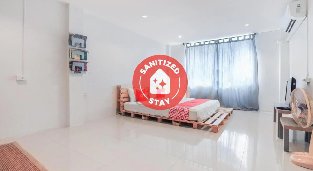 Кровать в общем номере OYO 421 Guyasuka Hostel&cafe