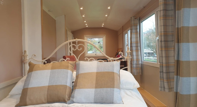 Riverside Cabin - Sleeps 2 - Hottub - Parking