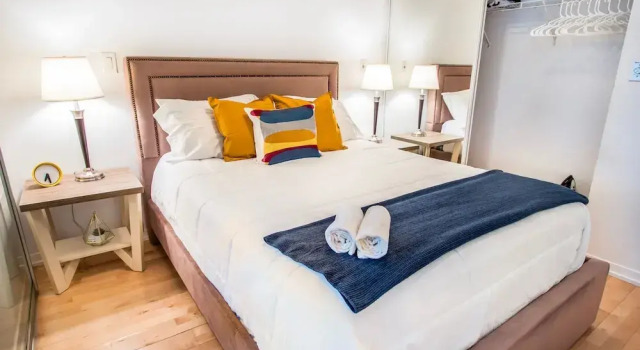 MiCasa Suites - Stylish Condo in Maple Leaf Square, Забронировать Отель Торонто Greater Toronto Area, рядом с Театр Принцесса Уэльса