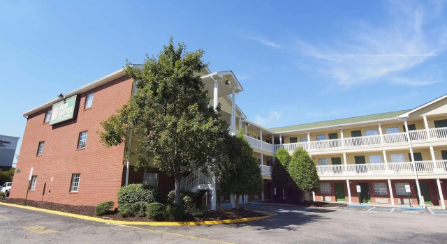 InTown Suites Extended Stay Chesapeake VA - I-64 Crossways Blvd, Забронировать Отель Чесапик Виргиния, рядом с Jillian's Billiards