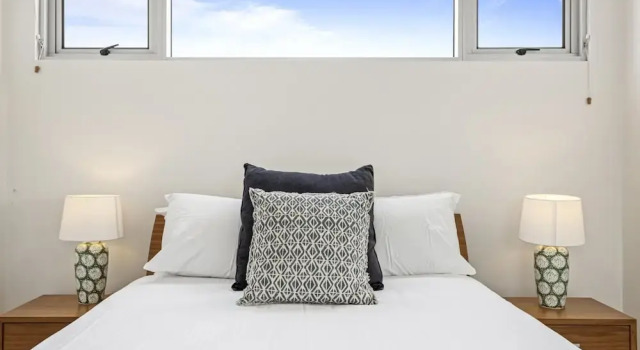 High-floor 2-bed CBD Unit With Views & Amenities, Забронировать Апартаменты/квартира Брисбен Brisbane Region, рядом с Пресвитерианская церковь Св. Павла