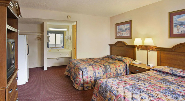 Четырёхместный номер Standard Days Inn by Wyndham Myrtle Beach-Beach Front