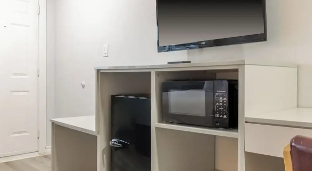 Четырёхместный номер Deluxe Motel 6 Cornwall Hwy 401 ON