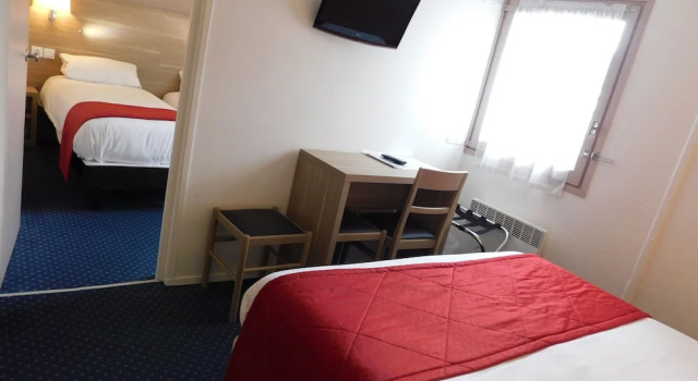 Четырёхместный номер Standard Hôtel Ambacia, Tours Sud