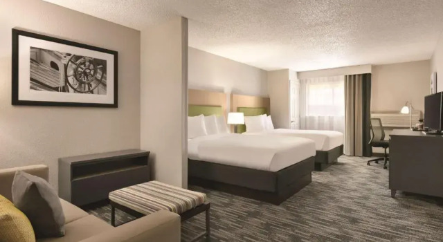 Четырёхместный люкс Country Inn & Suites by Radisson, Port Clinton, OH
