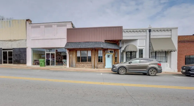 Downtown Lineville Vacation Rental ~ 10 Mi to Lake, Prenota Appartamento Hotel a Alabama con parcheggio, Parcheggio