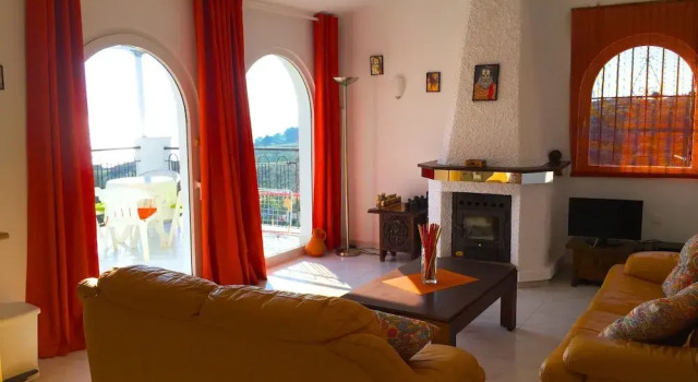 Beautiful Holiday Home in Benajarafe With Swimming Pool, Book Hotel Hoteller i Chilches med parkering, Parkering