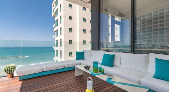 Апартаменты Royal с красивым видом из окна Front of Beach next to RoyalBeach Hotel