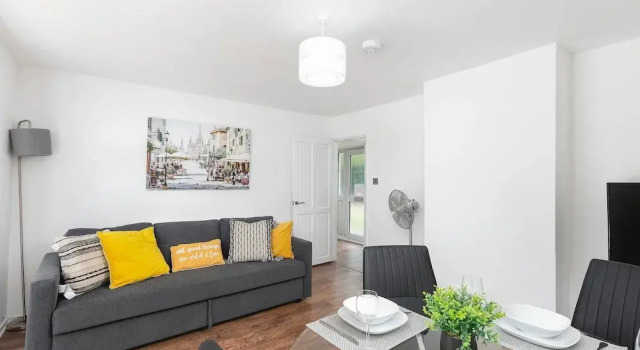 Skyvillion - Lush 2 Bed Hydean Way House & Garden, Varaa Huoneisto Asunnot kohteessa Merseyside, Huoneisto