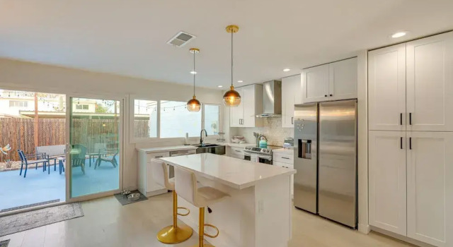 2 Mi to Old Town! Dog-friendly Condo w/ Pool, Забронировать Апартаменты/квартира Отели Скотсдейл с парковкой, Парковка