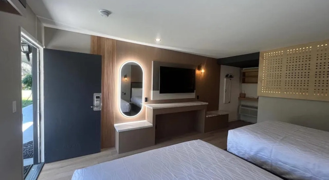 Четырёхместный номер Standard с балконом Lamp Liter Inn Visalia, an Ascend Collection Hotel