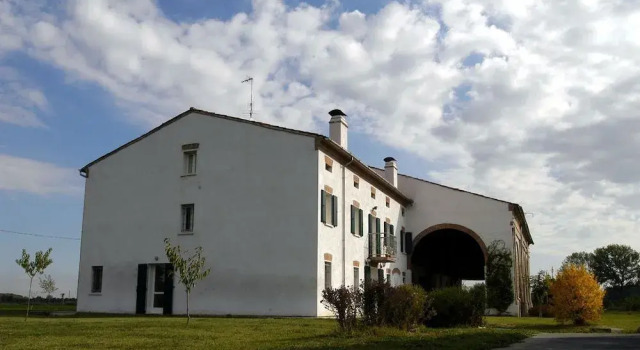 Agriturismo Corte Bertoia, Забронировать Отель «постель и завтрак» Сан-Бенедетто-По Ломбардия