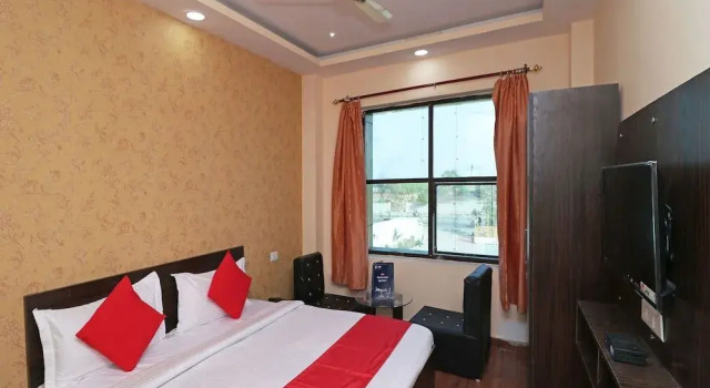 OYO 13483 Hotel Aradhya's