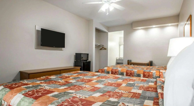 Четырёхместный номер Standard Rodeway Inn Encinitas North