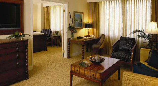 Номер Standard с балконом Renaissance Newport Beach Hotel